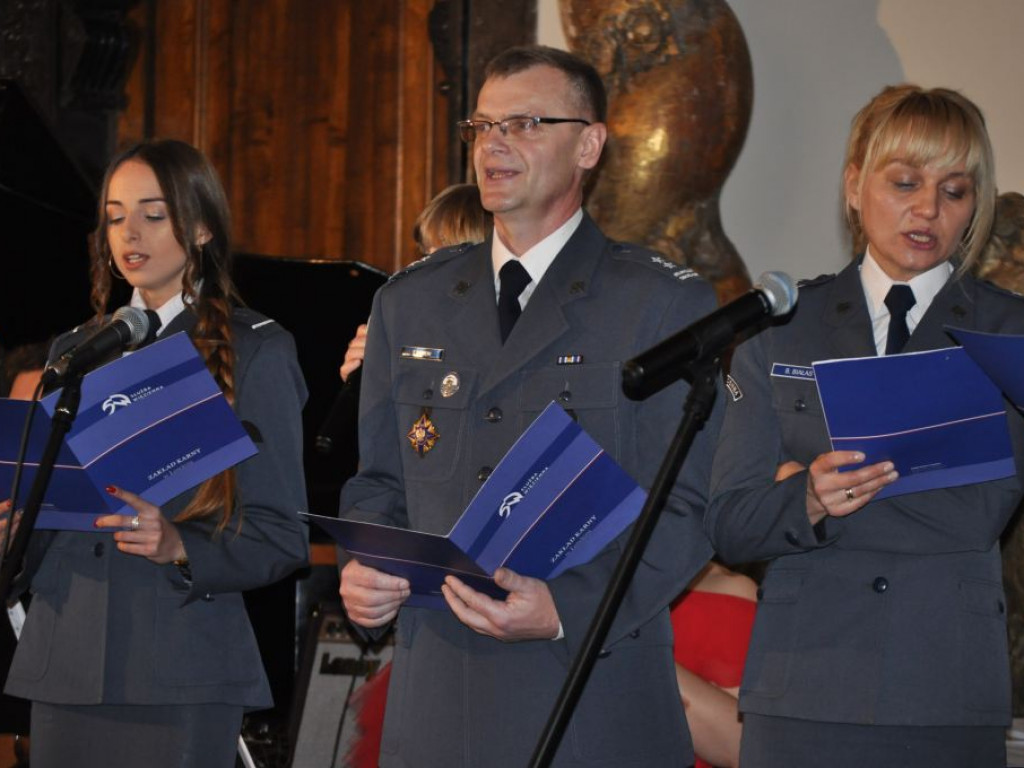 Kolędy śpiewali starosta, drogowcy, policjanci, strażacy i inni