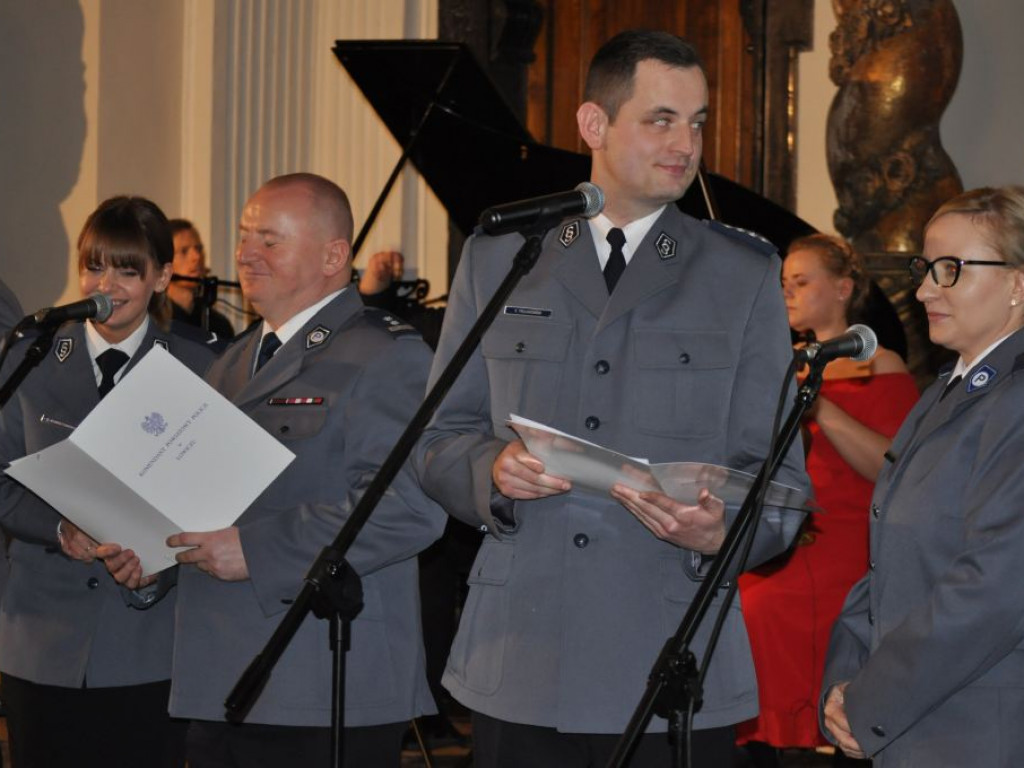 Kolędy śpiewali starosta, drogowcy, policjanci, strażacy i inni