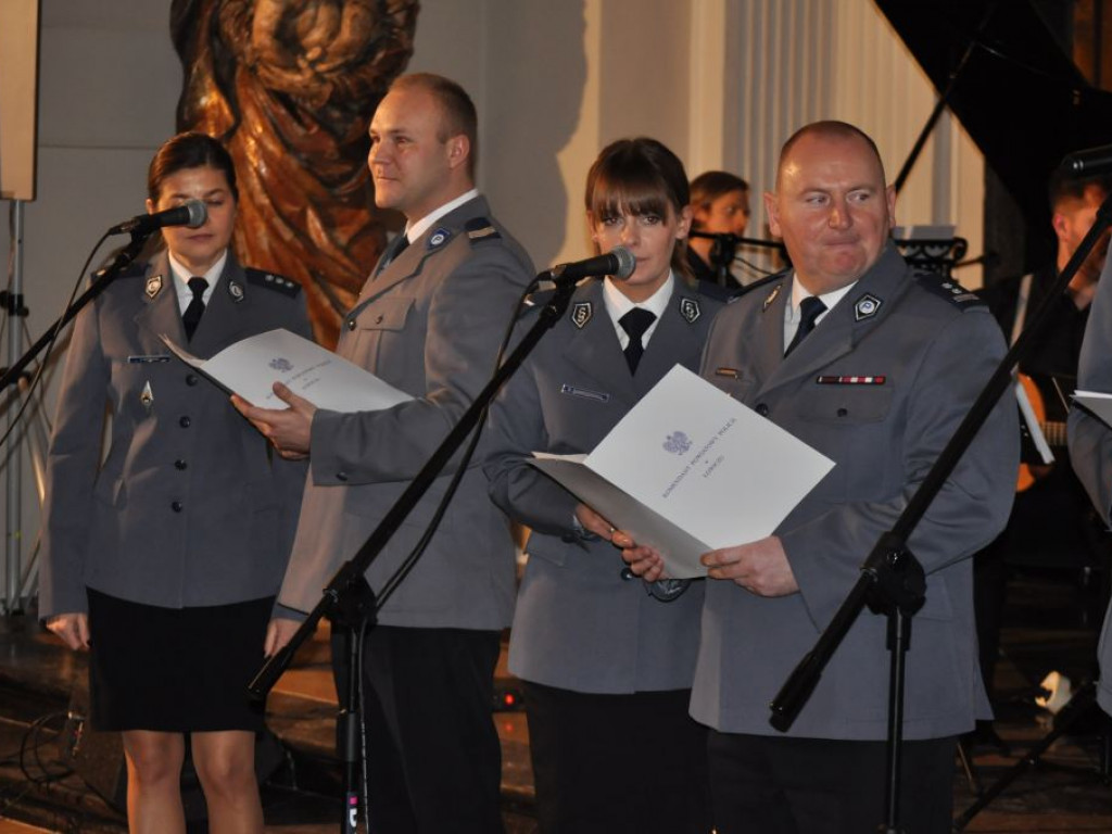Kolędy śpiewali starosta, drogowcy, policjanci, strażacy i inni
