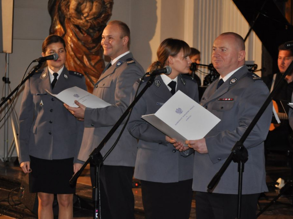 Kolędy śpiewali starosta, drogowcy, policjanci, strażacy i inni
