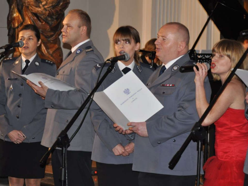 Kolędy śpiewali starosta, drogowcy, policjanci, strażacy i inni