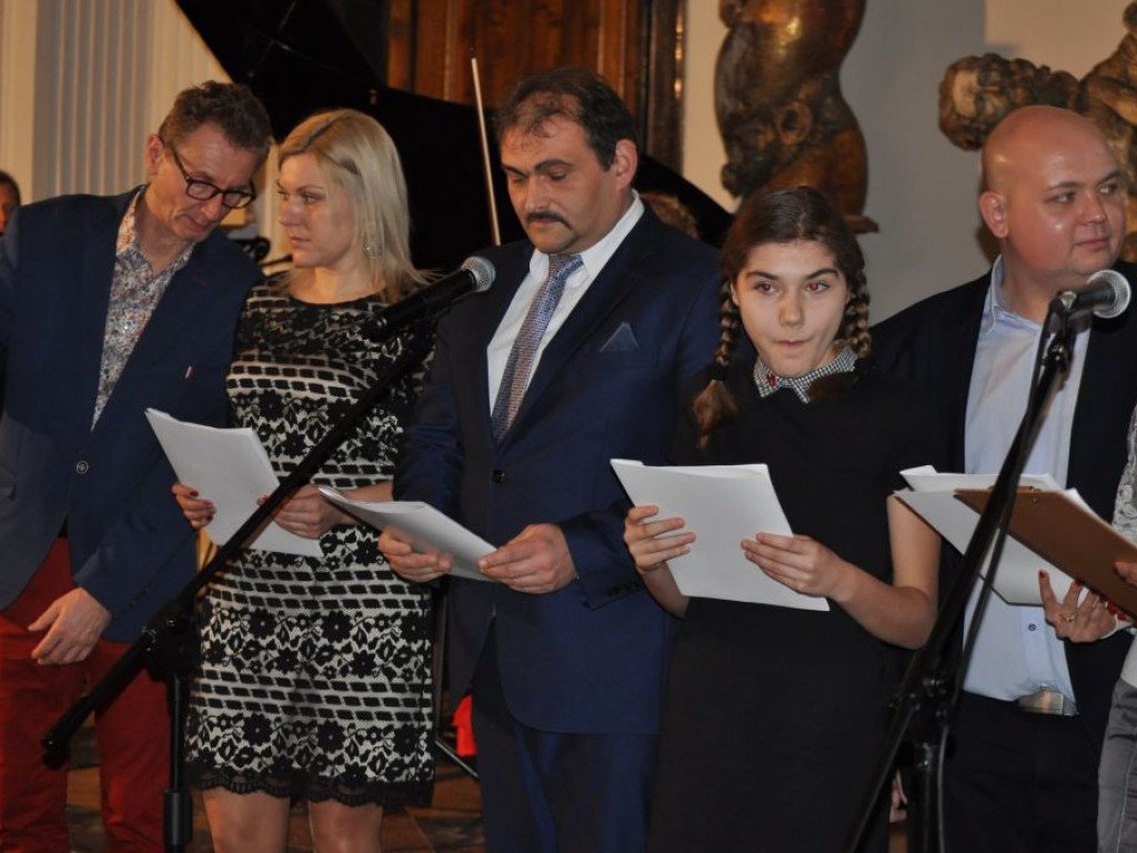 Kolędy śpiewali starosta, drogowcy, policjanci, strażacy i inni