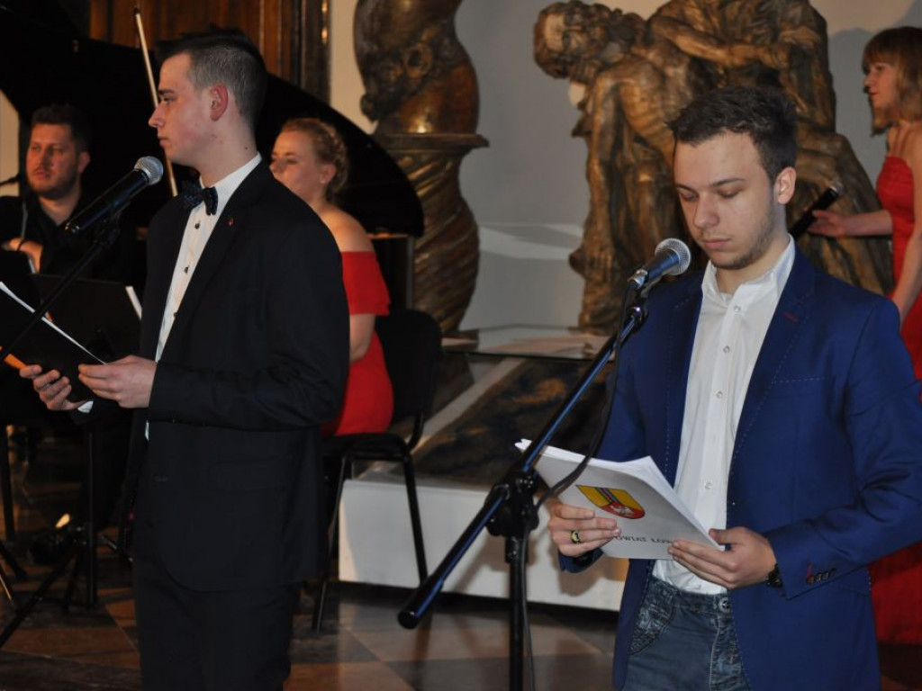 Kolędy śpiewali starosta, drogowcy, policjanci, strażacy i inni
