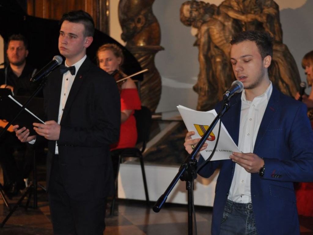 Kolędy śpiewali starosta, drogowcy, policjanci, strażacy i inni