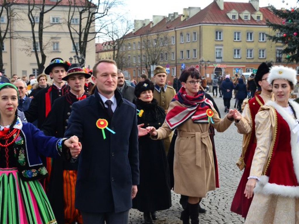 Maturzyści zatańczyli poloneza na Starym Rynku