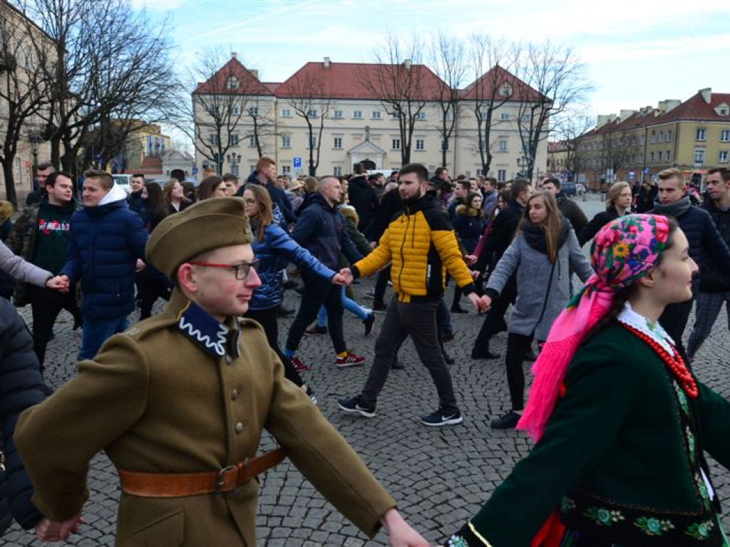 Maturzyści zatańczyli poloneza na Starym Rynku