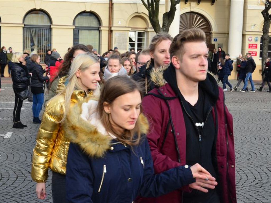 Maturzyści zatańczyli poloneza na Starym Rynku