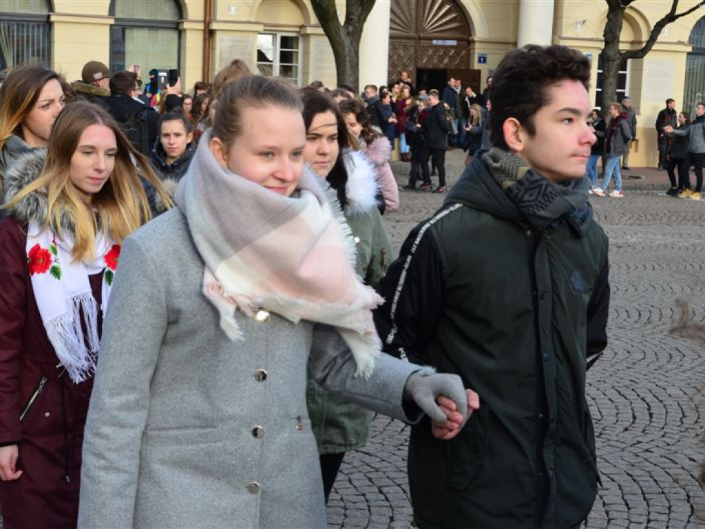 Maturzyści zatańczyli poloneza na Starym Rynku
