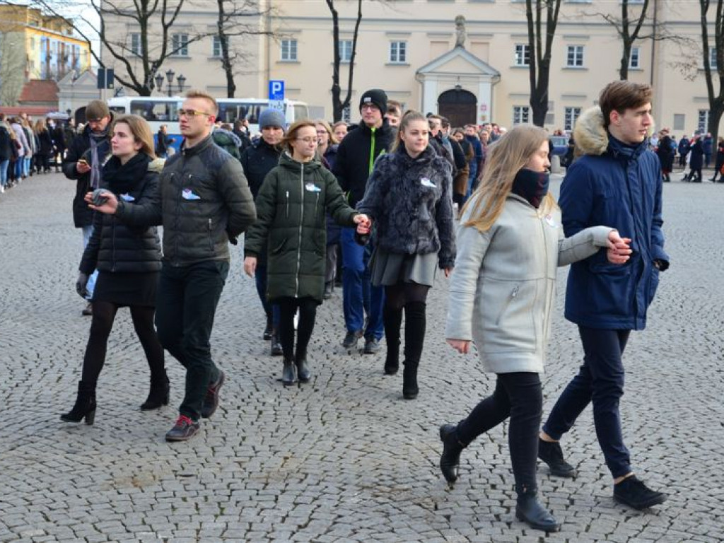 Maturzyści zatańczyli poloneza na Starym Rynku