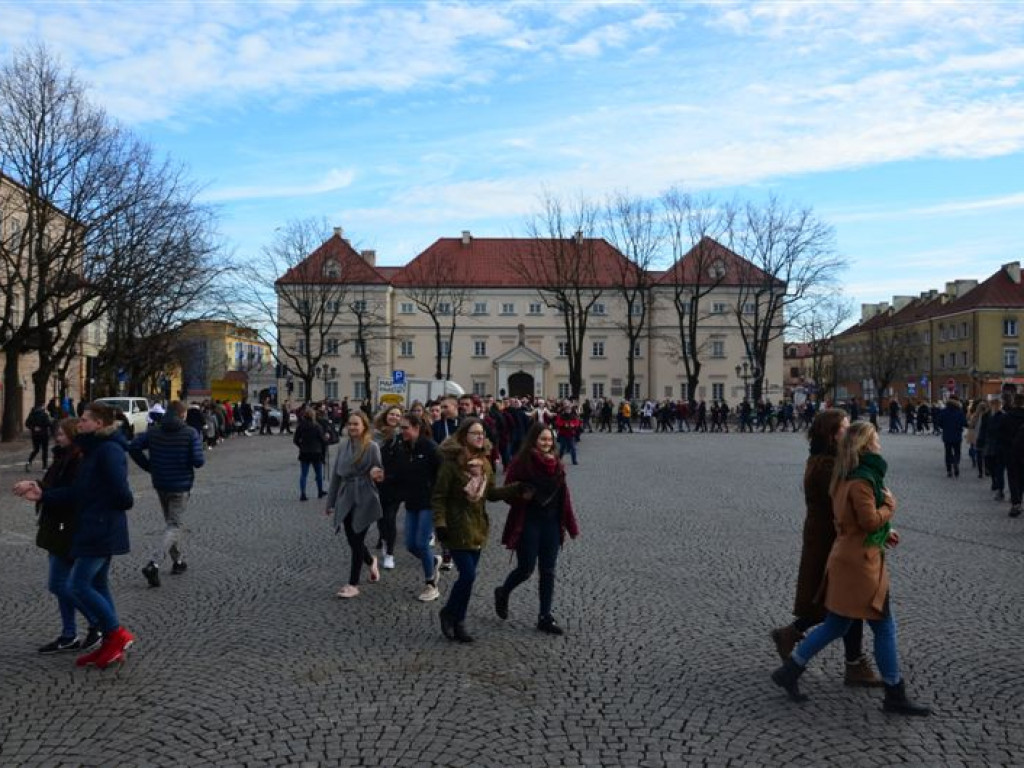 Maturzyści zatańczyli poloneza na Starym Rynku