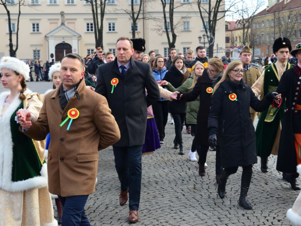 Maturzyści zatańczyli poloneza na Starym Rynku