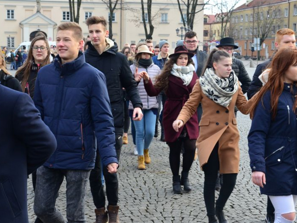 Maturzyści zatańczyli poloneza na Starym Rynku