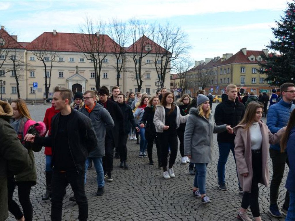 Maturzyści zatańczyli poloneza na Starym Rynku
