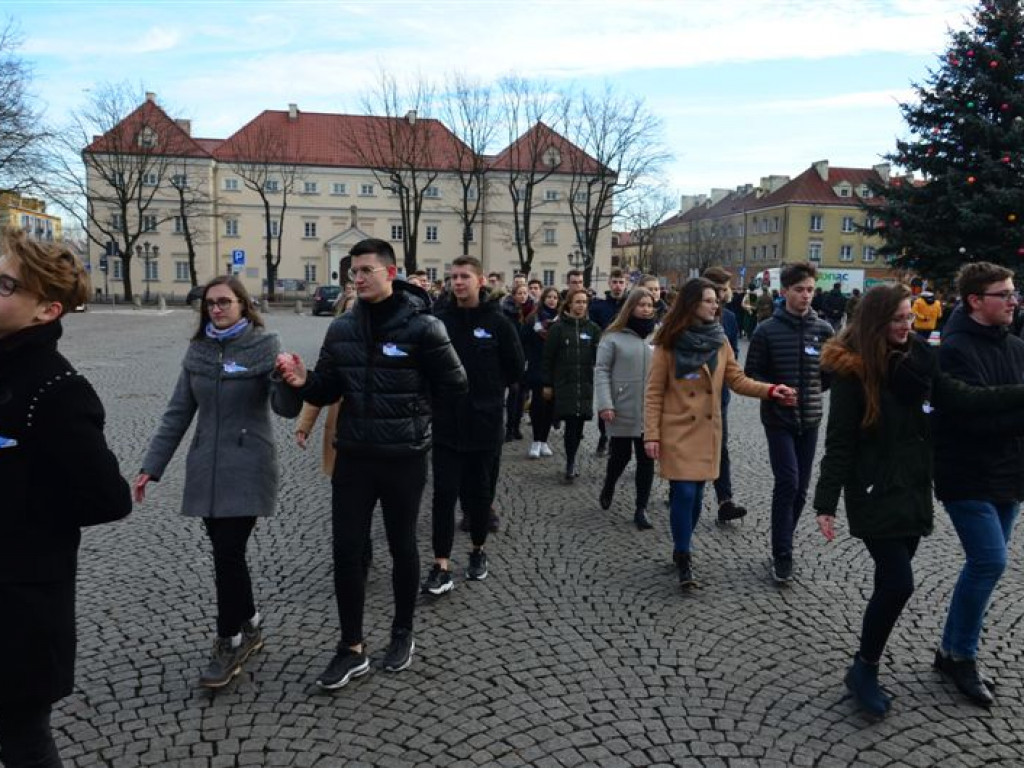 Maturzyści zatańczyli poloneza na Starym Rynku