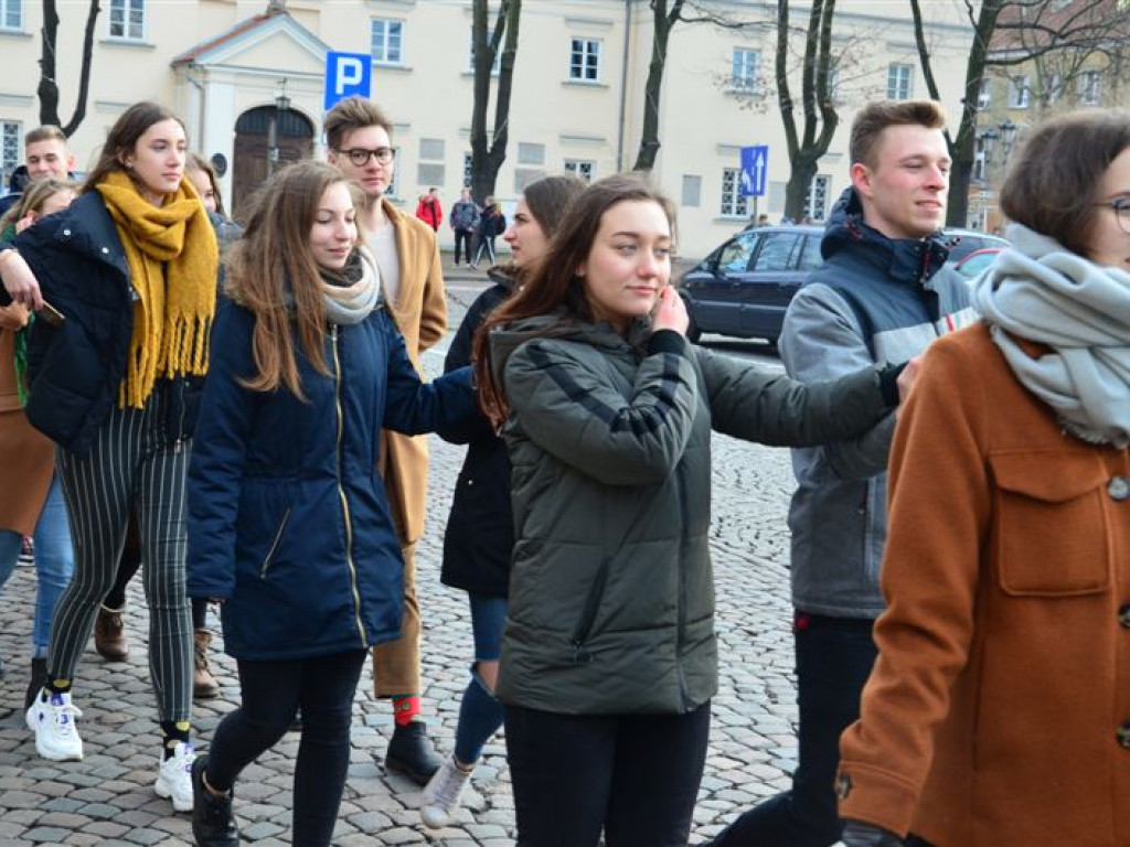 Maturzyści zatańczyli poloneza na Starym Rynku