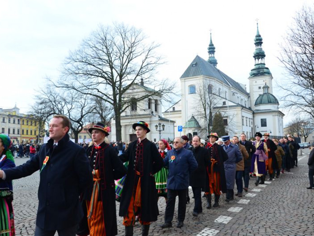 Maturzyści zatańczyli poloneza na Starym Rynku