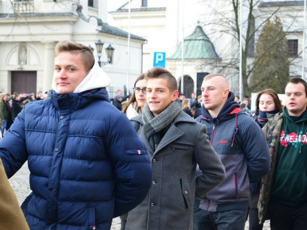 Maturzyści zatańczyli poloneza na Starym Rynku