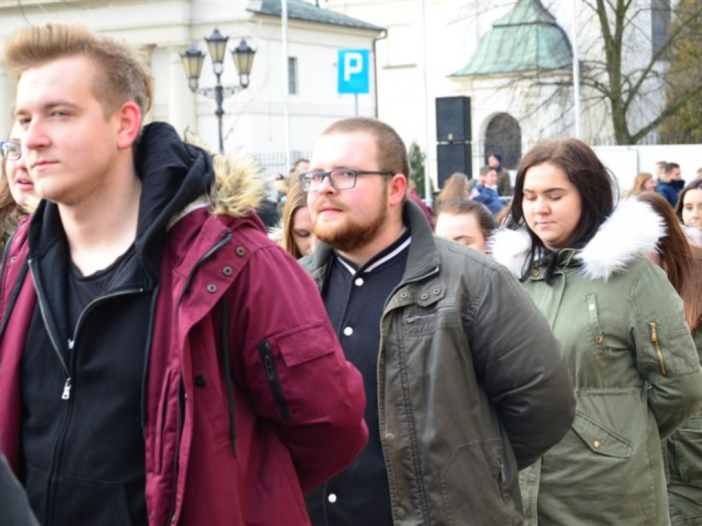 Maturzyści zatańczyli poloneza na Starym Rynku