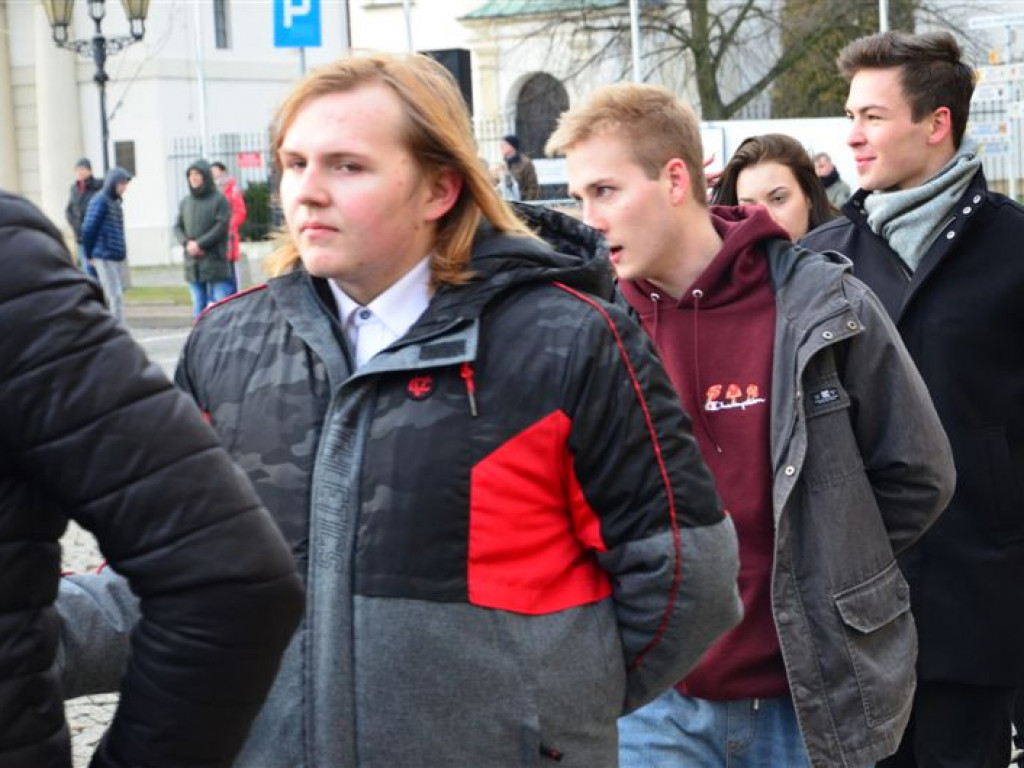Maturzyści zatańczyli poloneza na Starym Rynku