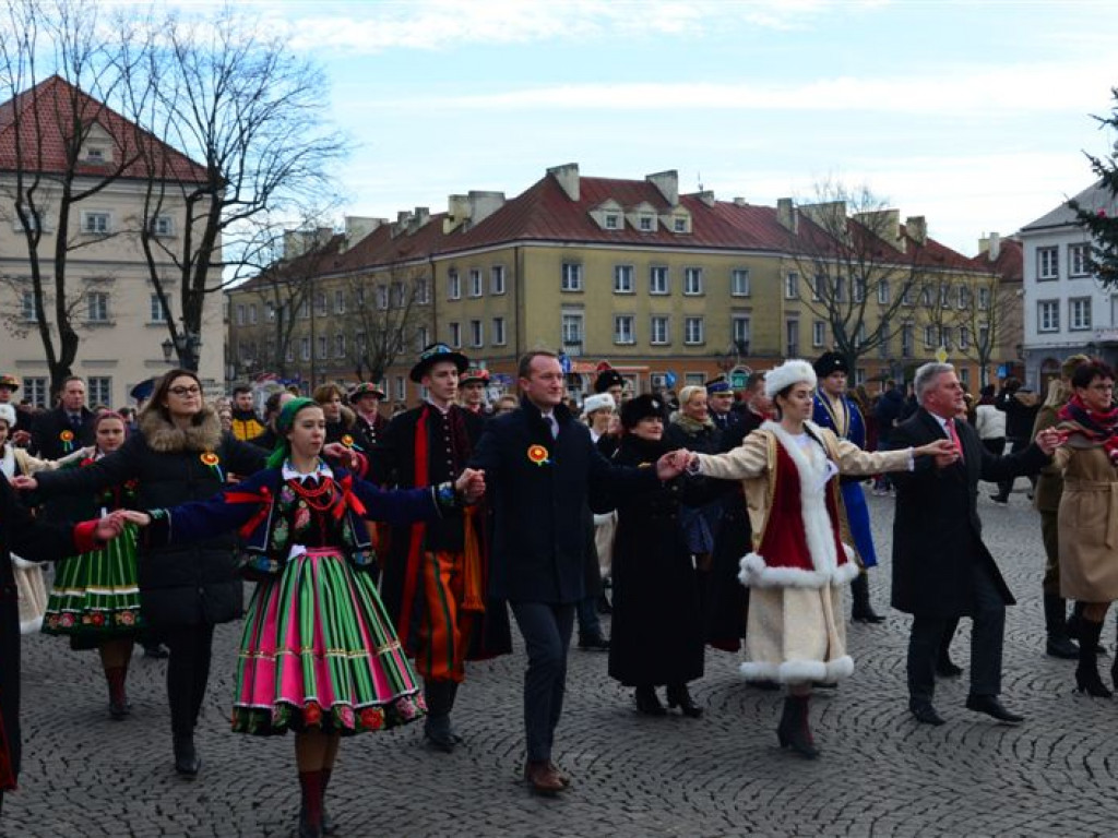 Maturzyści zatańczyli poloneza na Starym Rynku