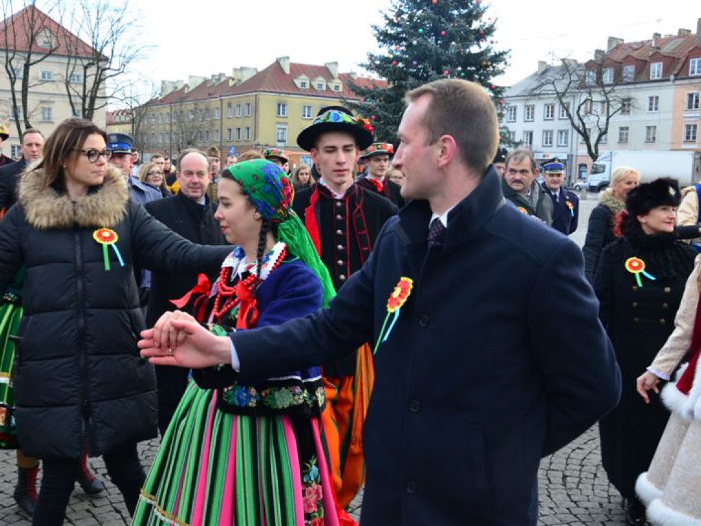 Maturzyści zatańczyli poloneza na Starym Rynku