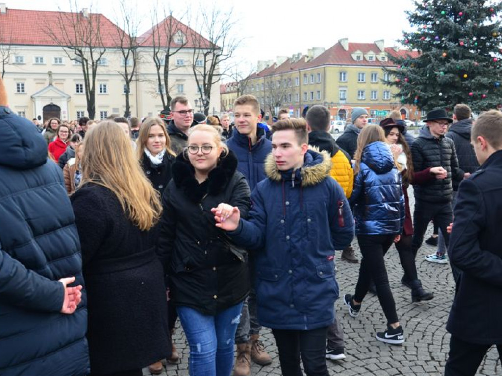 Maturzyści zatańczyli poloneza na Starym Rynku