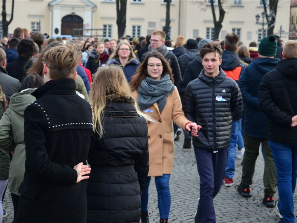 Maturzyści zatańczyli poloneza na Starym Rynku
