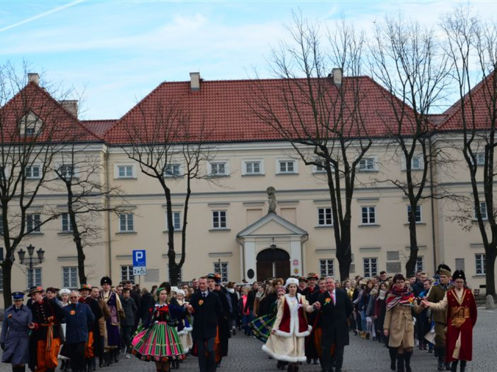 Maturzyści zatańczyli poloneza na Starym Rynku