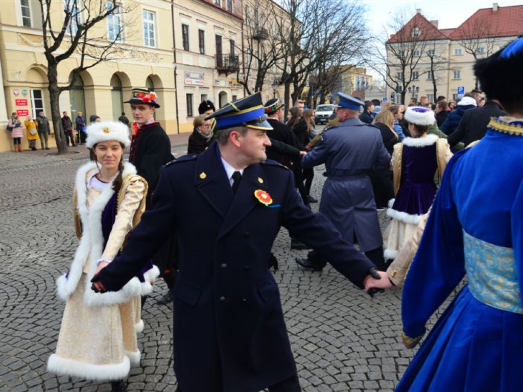 Maturzyści zatańczyli poloneza na Starym Rynku