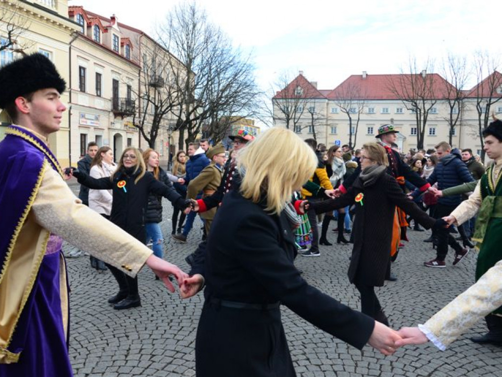 Maturzyści zatańczyli poloneza na Starym Rynku