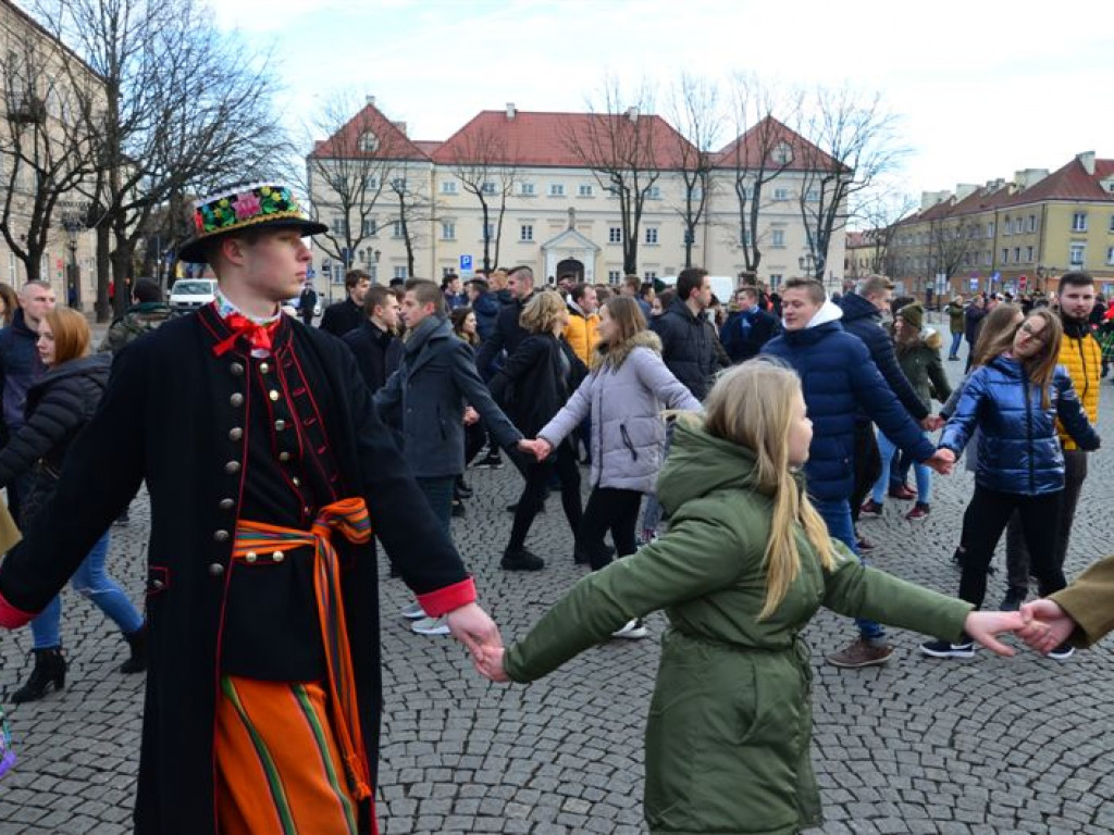 Maturzyści zatańczyli poloneza na Starym Rynku