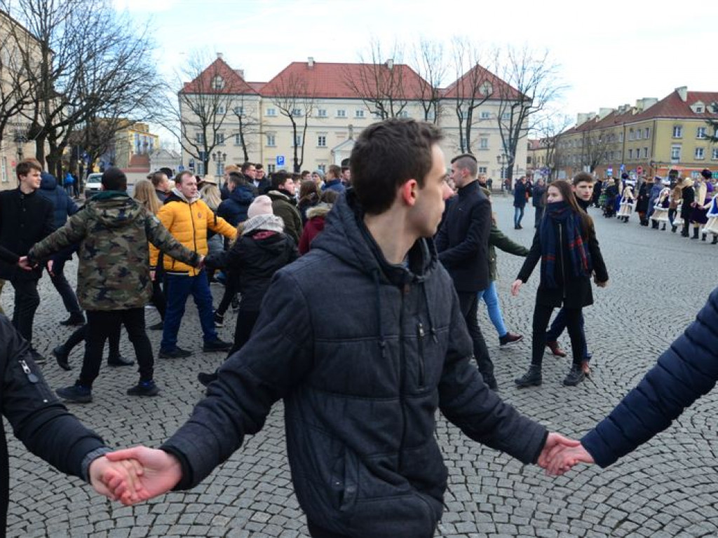 Maturzyści zatańczyli poloneza na Starym Rynku