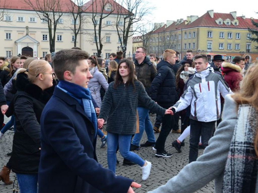 Maturzyści zatańczyli poloneza na Starym Rynku