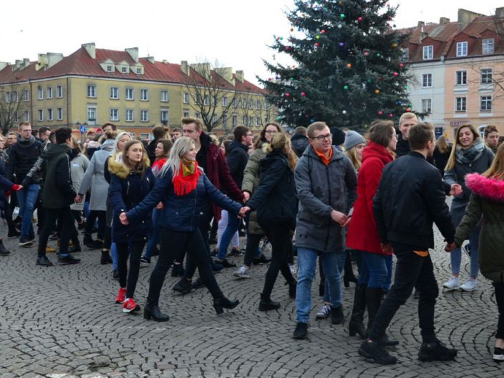 Maturzyści zatańczyli poloneza na Starym Rynku