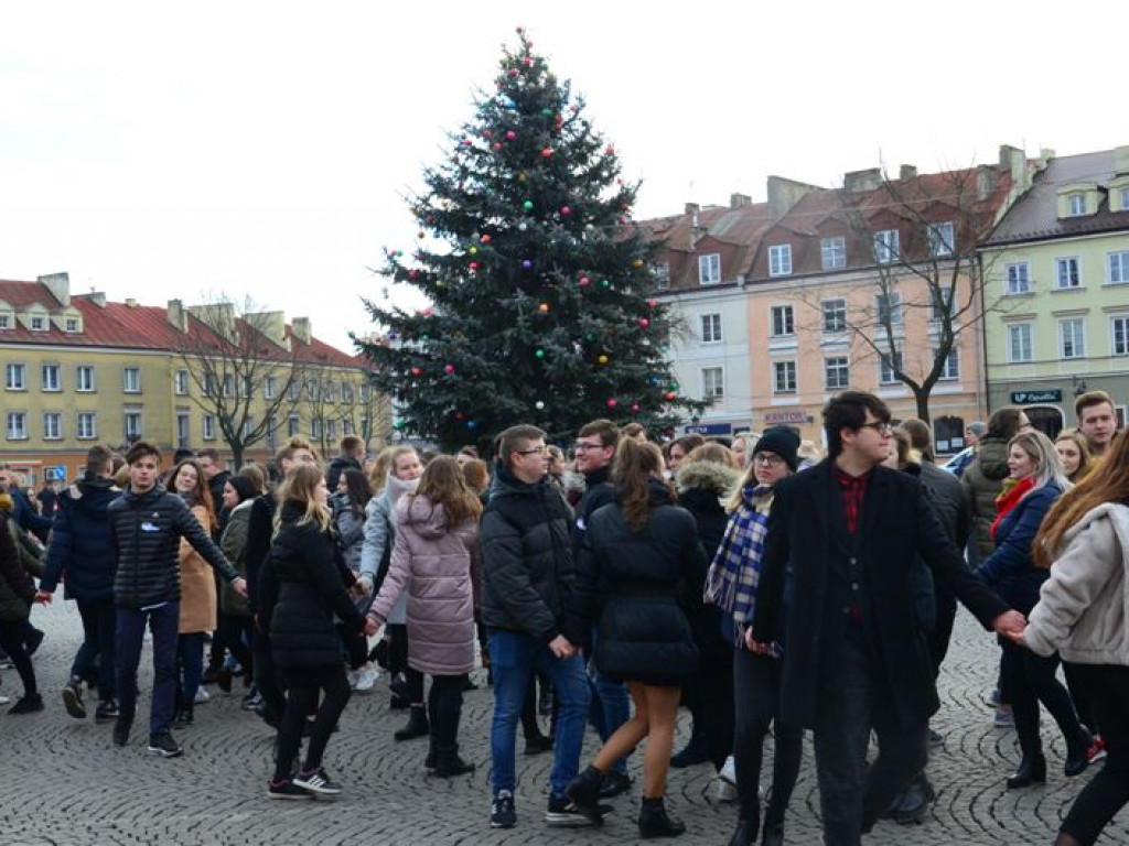 Maturzyści zatańczyli poloneza na Starym Rynku