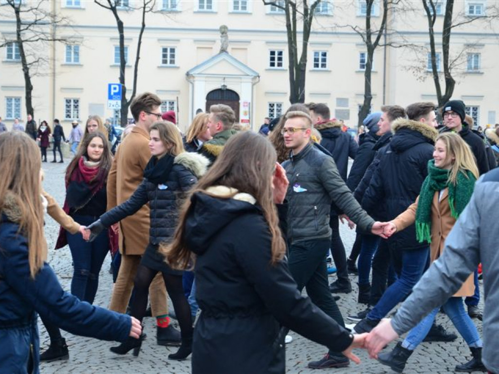 Maturzyści zatańczyli poloneza na Starym Rynku