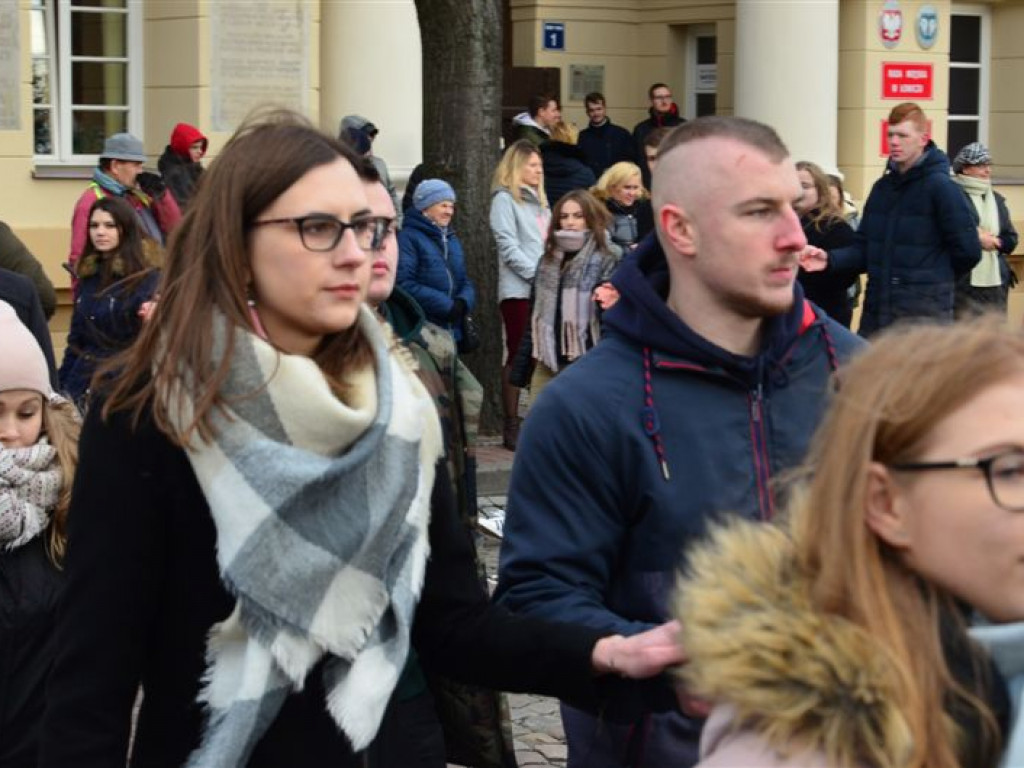 Maturzyści zatańczyli poloneza na Starym Rynku