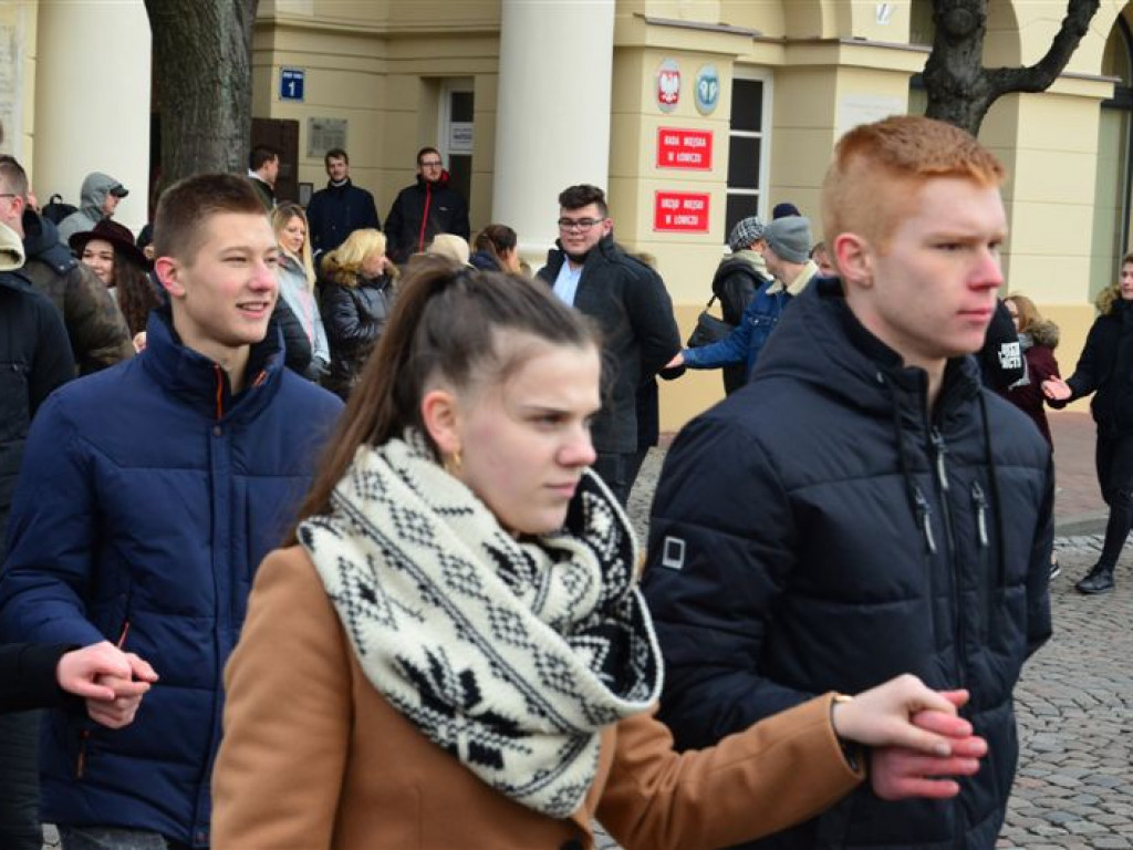 Maturzyści zatańczyli poloneza na Starym Rynku