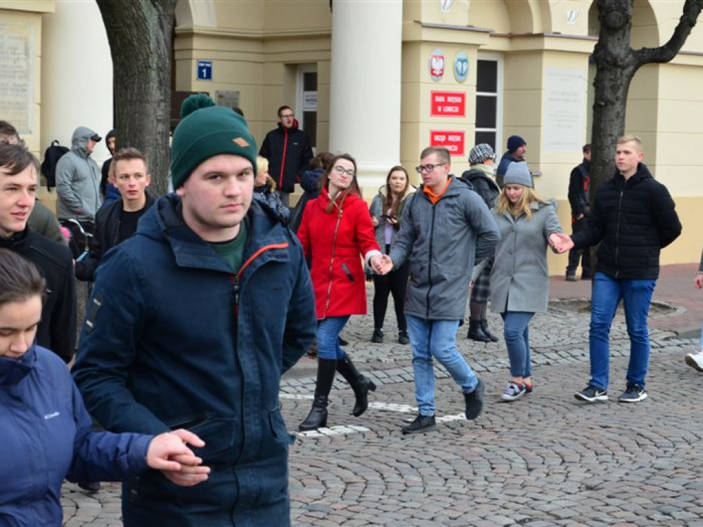 Maturzyści zatańczyli poloneza na Starym Rynku