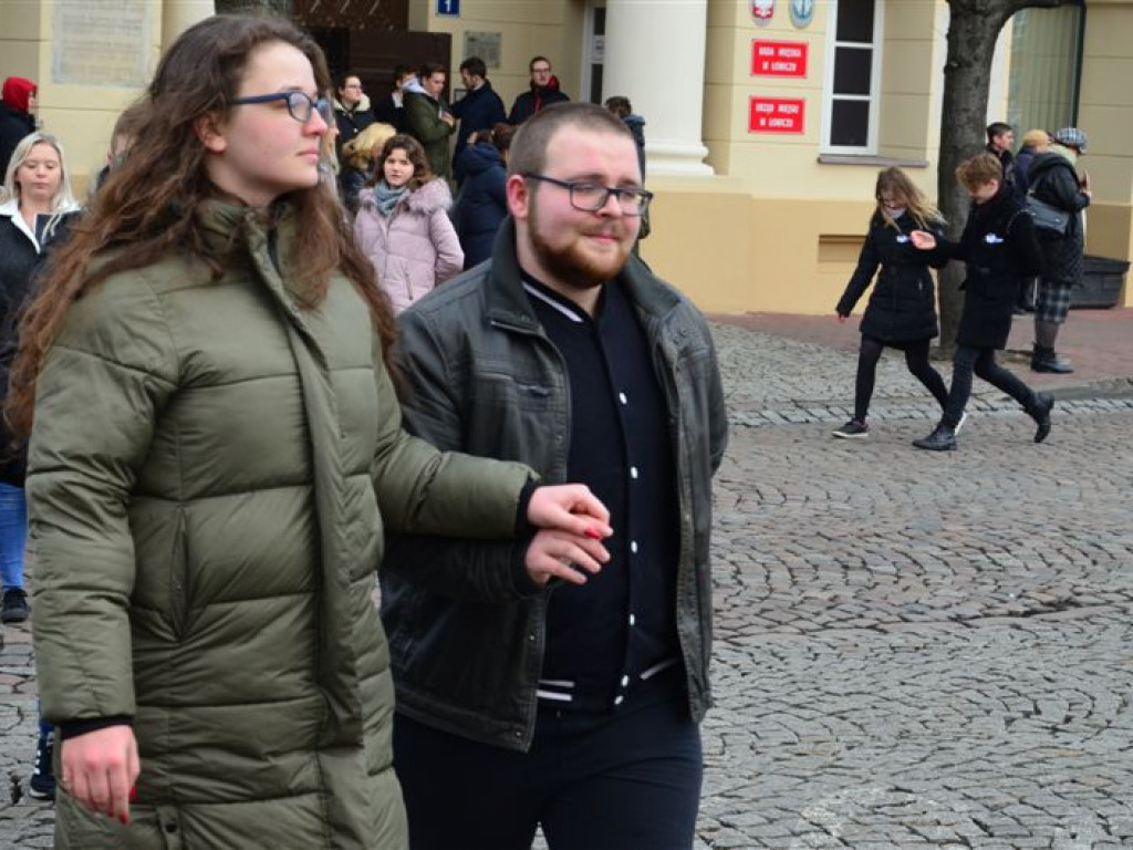 Maturzyści zatańczyli poloneza na Starym Rynku
