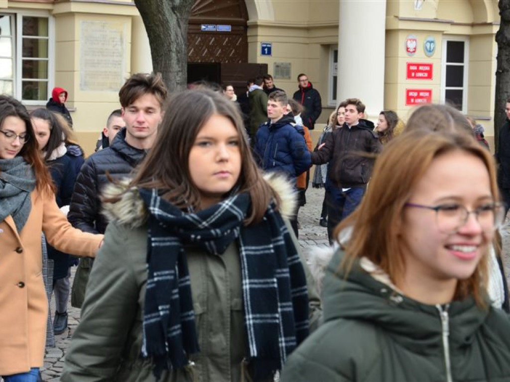 Maturzyści zatańczyli poloneza na Starym Rynku