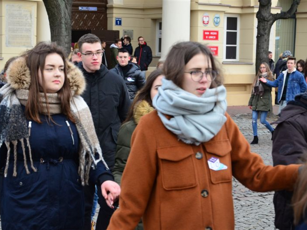 Maturzyści zatańczyli poloneza na Starym Rynku