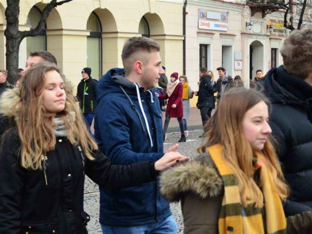 Maturzyści zatańczyli poloneza na Starym Rynku