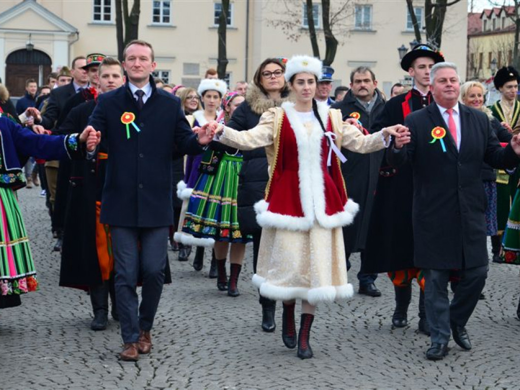 Maturzyści zatańczyli poloneza na Starym Rynku