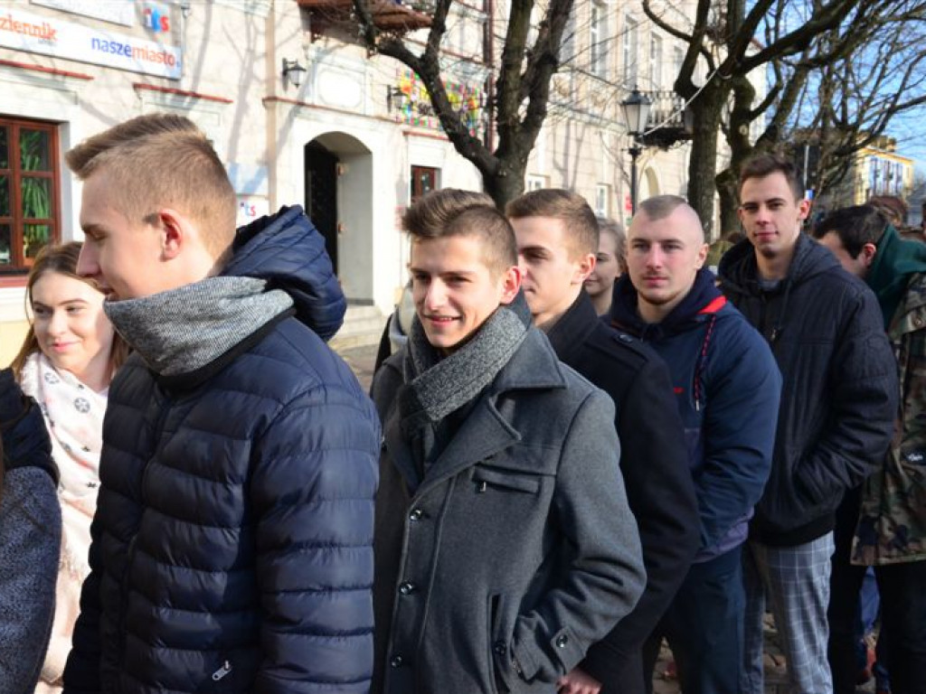 Maturzyści zatańczyli poloneza na Starym Rynku
