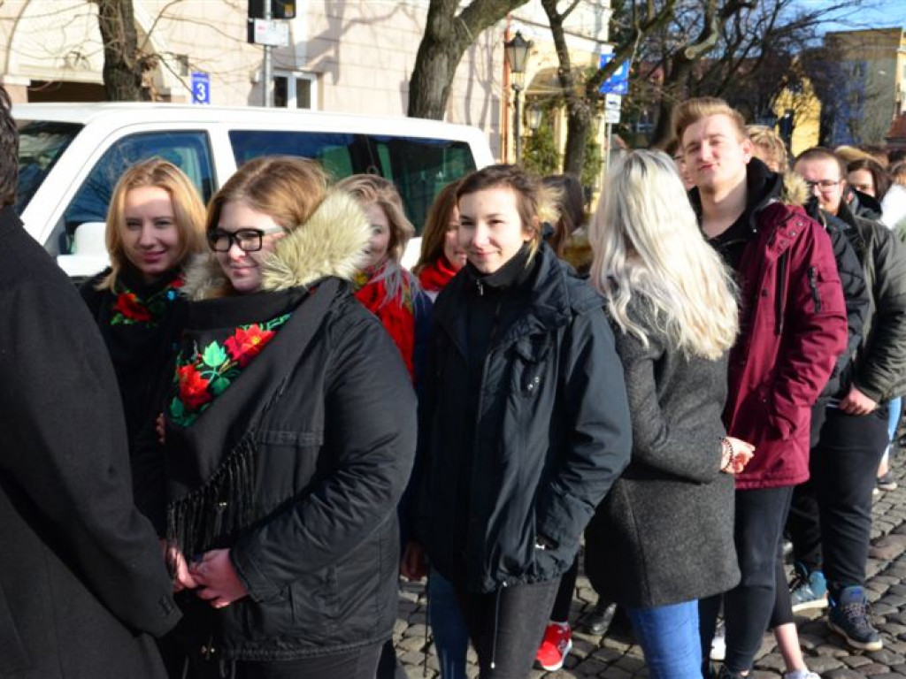 Maturzyści zatańczyli poloneza na Starym Rynku