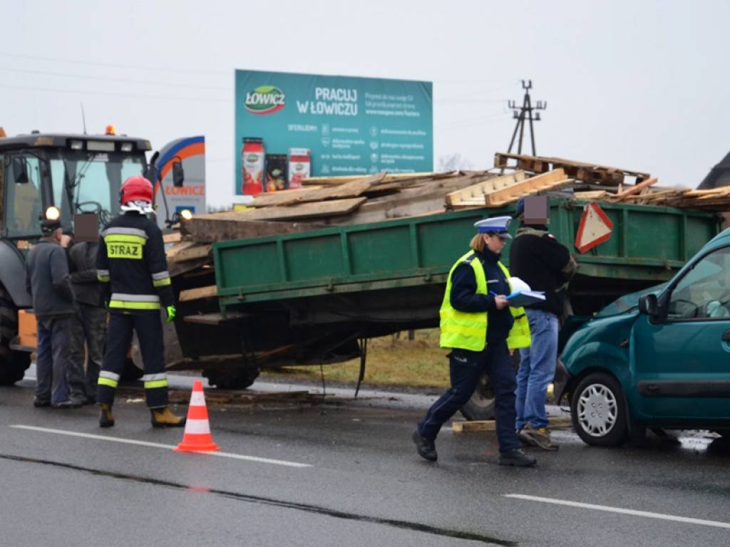 Samochód uderzył w tył przyczepy z drewnem [aktualizacja]