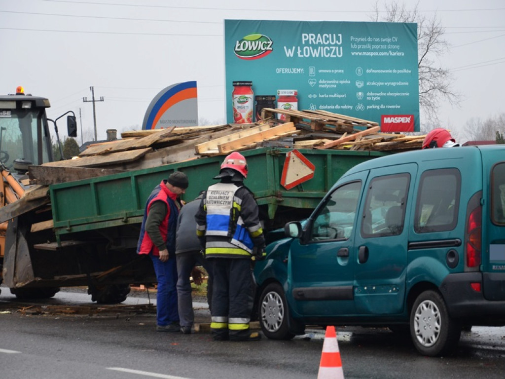 Samochód uderzył w tył przyczepy z drewnem [aktualizacja]