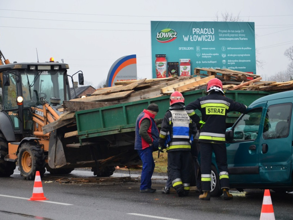 Samochód uderzył w tył przyczepy z drewnem [aktualizacja]