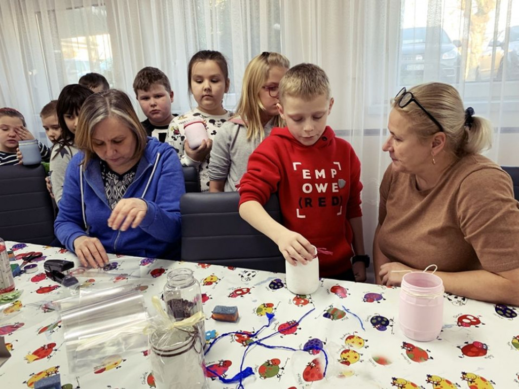 Kolorowe lampiony w ośrodku w Kiernozi